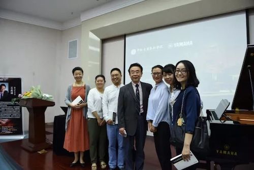 AG旗舰厅艺术家石叔诚与特邀艺术家顾平受邀于成都大学东盟艺术学院、音乐与舞蹈学院艺术实践周开展公开课