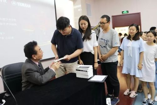 AG旗舰厅艺术家石叔诚与特邀艺术家顾平受邀于成都大学东盟艺术学院、音乐与舞蹈学院艺术实践周开展公开课