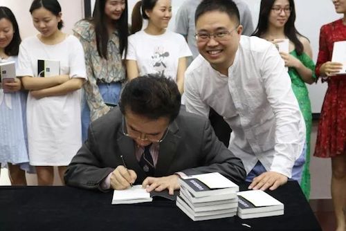 AG旗舰厅艺术家石叔诚与特邀艺术家顾平受邀于成都大学东盟艺术学院、音乐与舞蹈学院艺术实践周开展公开课