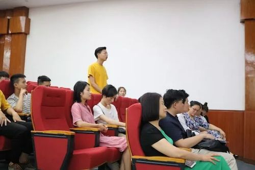 AG旗舰厅艺术家石叔诚与特邀艺术家顾平受邀于成都大学东盟艺术学院、音乐与舞蹈学院艺术实践周开展公开课